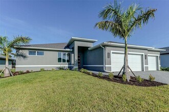 428 SW 28th Pl in Cape Coral, FL - Foto de edificio - Building Photo