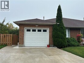 417 Bankside Crescent in Kitchener, ON - Building Photo