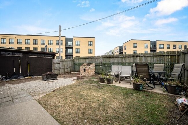 718 E Pearson St, Unit 2 Bedroom Upper Rear Unit in Milwaukee, WI - Foto de edificio - Building Photo