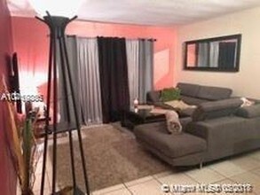 7487 SW 82nd St-Unit -C203 in Miami, FL - Foto de edificio - Building Photo