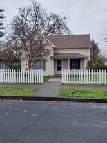 711 SW I St in Grants Pass, OR - Building Photo