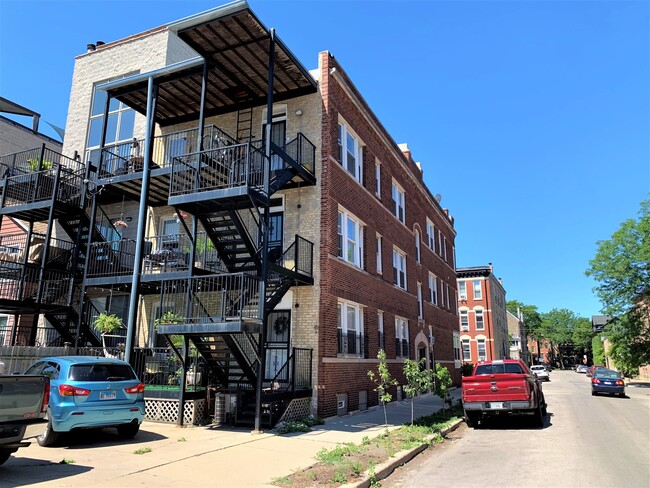 1041 N Hermitage Ave in Chicago, IL - Building Photo - Building Photo