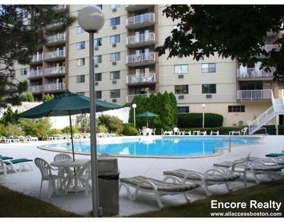 131 Coolidge Ave, Unit 528 in Watertown, MA - Foto de edificio - Building Photo