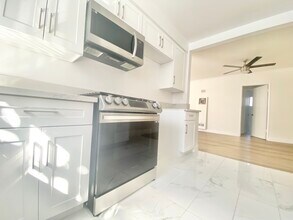 12410 Chandler Blvd in Los Angeles, CA - Building Photo - Building Photo