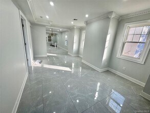 32 Berkshire Rd in Great Neck, NY - Building Photo - Building Photo