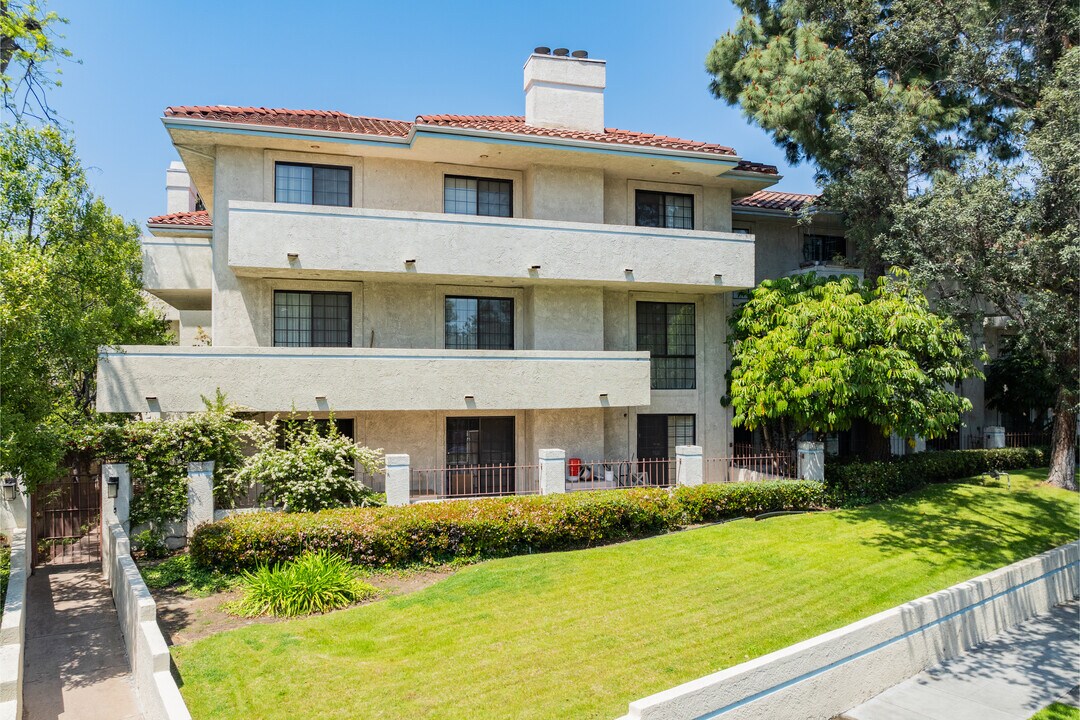 235 - 245 S Holliston Ave in Pasadena, CA - Foto de edificio
