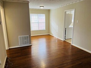 6235 St Moritz Ave in Dallas, TX - Building Photo - Building Photo