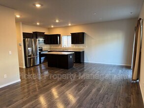 6500 Hornet Cir NE in Bremerton, WA - Building Photo - Building Photo