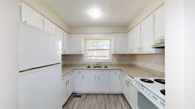 1308 Commissioners Rd W in London, ON - Building Photo - Building Photo