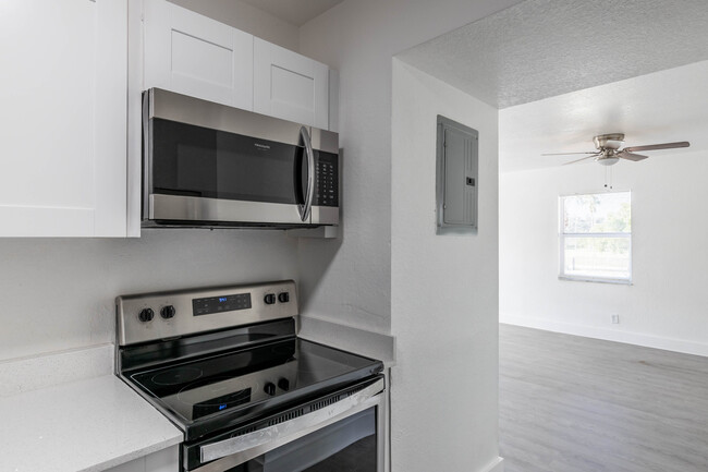 Deerfield Beach Apartments in Deerfield Beach, FL - Building Photo - Interior Photo