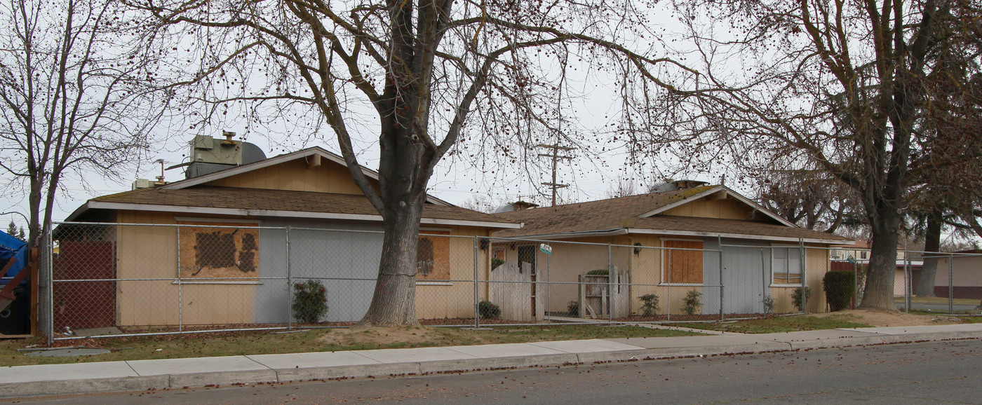 1205 Lambert Way in Turlock, CA - Foto de edificio