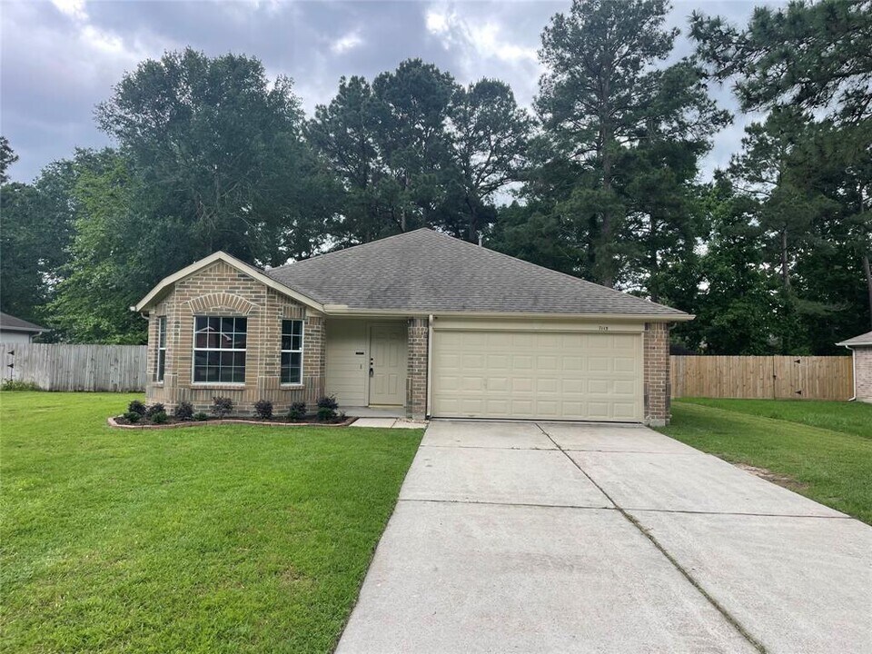 7115 Grant Dr in Magnolia, TX - Building Photo