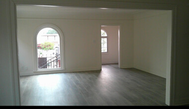 5039 Franklin Ave in Los Angeles, CA - Building Photo - Building Photo