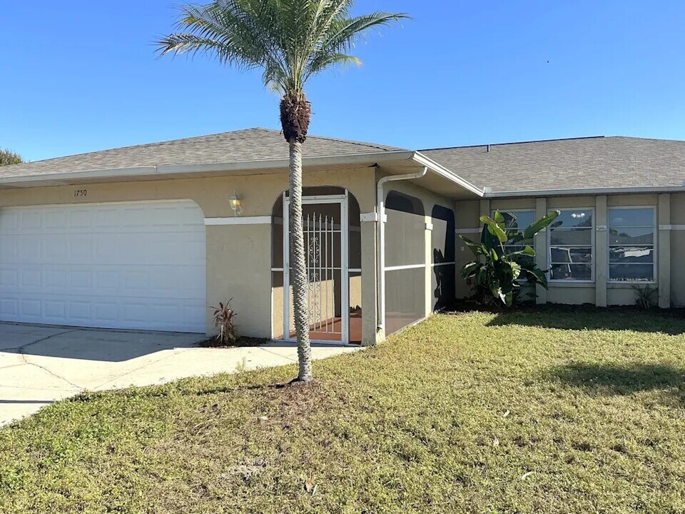 1745 Country Meadows Dr in Sarasota, FL - Building Photo