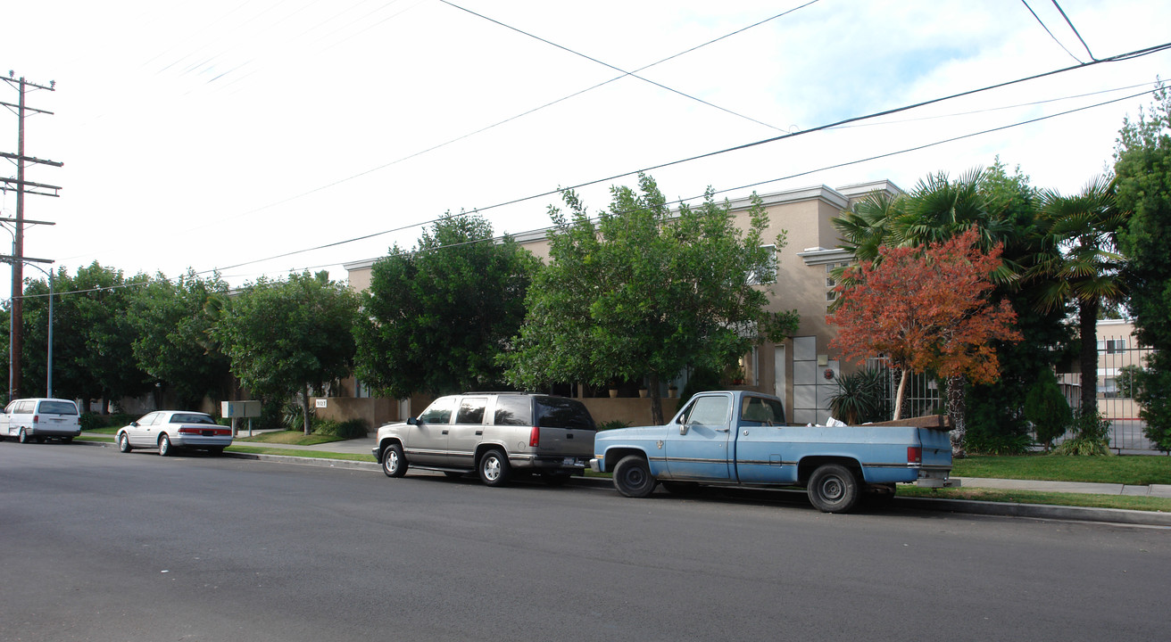 9127 Cedros Ave in Panorama City, CA - Foto de edificio