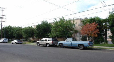 Nordhoff Townhomes in Panorama City, CA - Foto de edificio - Building Photo