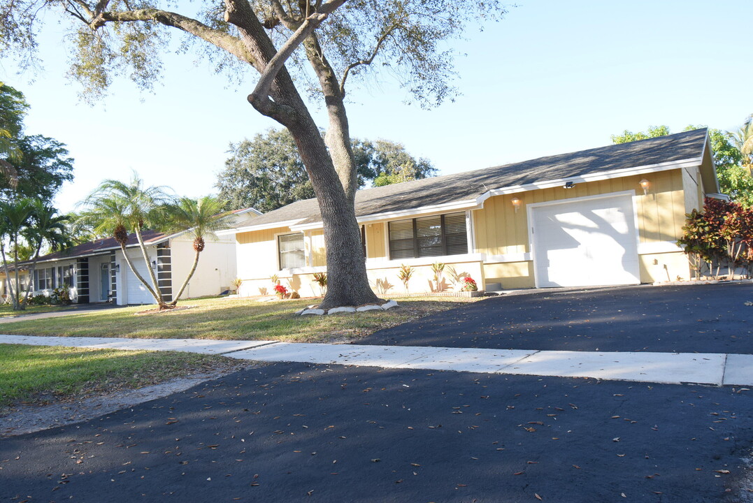 9529 Saddlebrook Dr in Boca Raton, FL - Building Photo