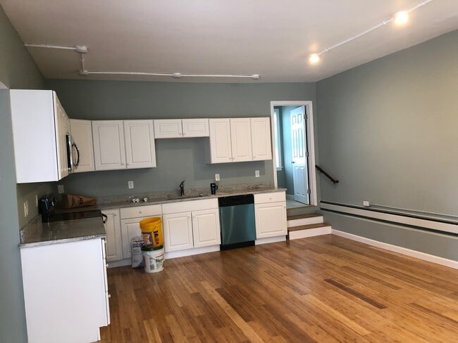 8 Maple St, Unit 2 in Henniker, NH - Building Photo - Building Photo