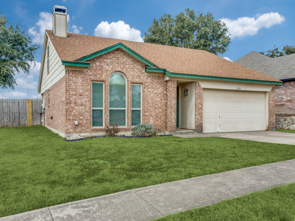 7124 Summerset Dr in Benbrook, TX - Building Photo