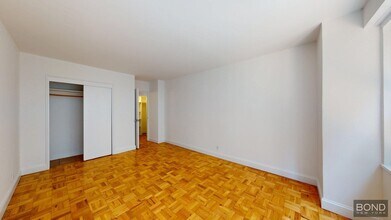 340 E 74th St in New York, NY - Foto de edificio - Building Photo