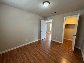 1034 W Village Ct, Unit D in Pasadena, TX - Building Photo - Building Photo