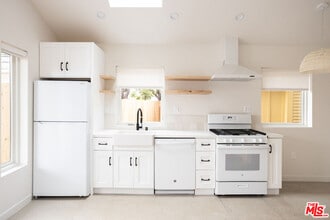 4949 Sycamore Terrace in Los Angeles, CA - Building Photo - Building Photo