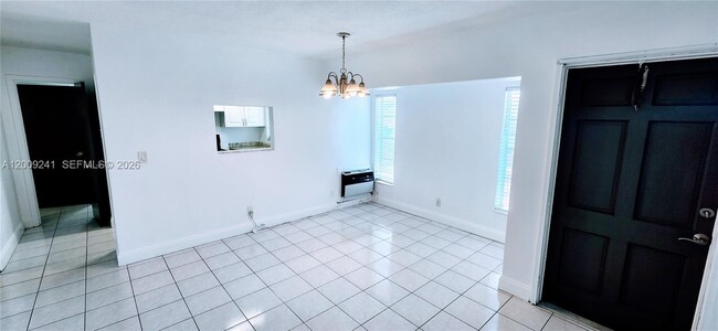 2980 NW 43 Terrace in Lauderdale Lakes, FL - Foto de edificio - Building Photo