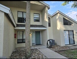 422 S Netherwood Cres in Altamonte Springs, FL - Building Photo