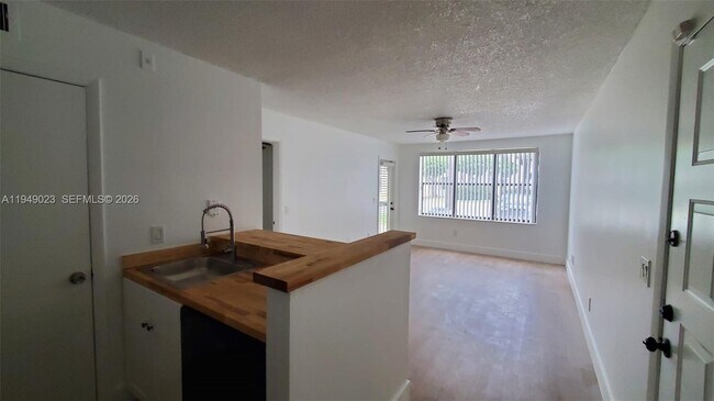 4581 W McNab Rd in Pompano Beach, FL - Foto de edificio - Building Photo