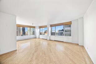 117 E 57th St in New York, NY - Building Photo