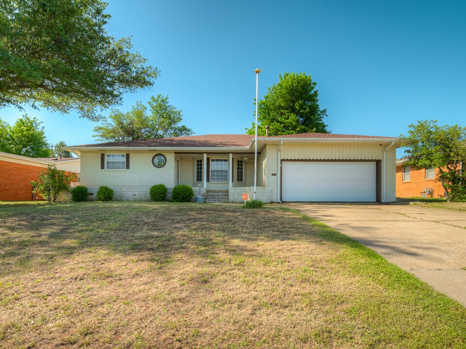 1505 W Blake St in El Reno, OK - Building Photo