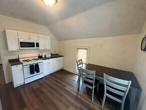 622 E Locust St in Bloomington, IL - Building Photo - Building Photo