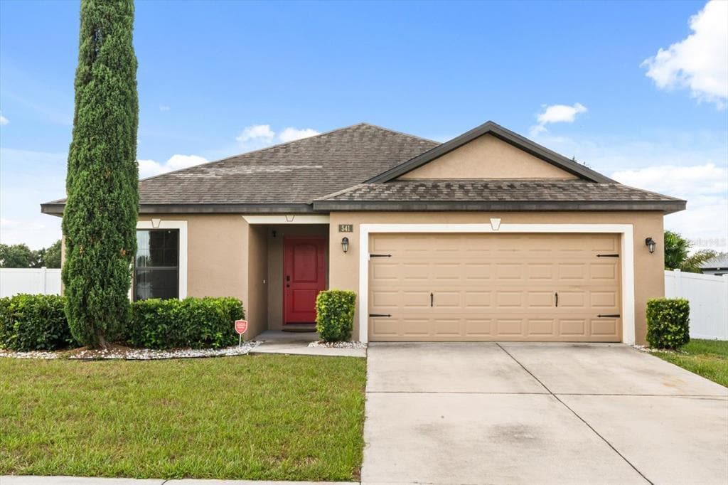 541 Antigua Ave in Tavares, FL - Building Photo