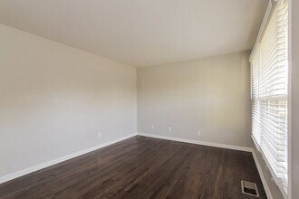528 W Arrowood Rd in Charlotte, NC - Building Photo - Building Photo