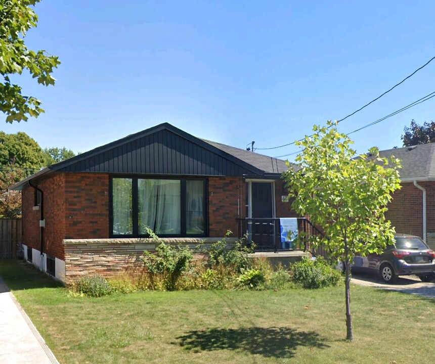 47 Terrace Dr in Hamilton, ON - Building Photo