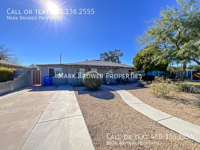 property at 2241 W Clarendon Ave