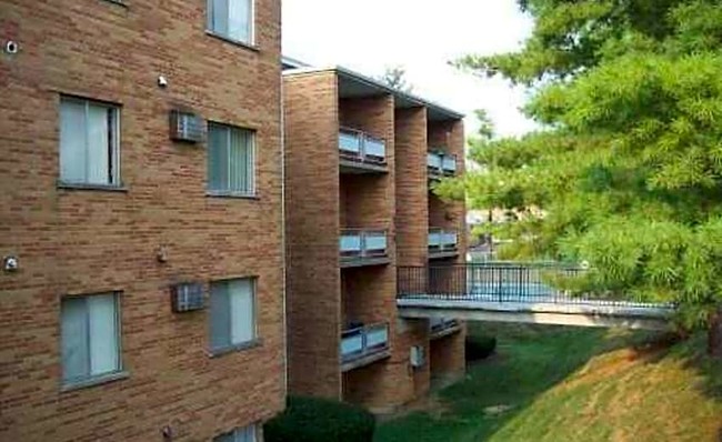 Field Terrace in Cincinnati, OH - Foto de edificio - Building Photo