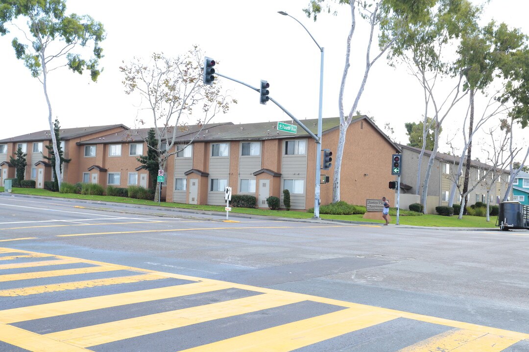 James Place Apartments in Chula Vista, CA - Foto de edificio