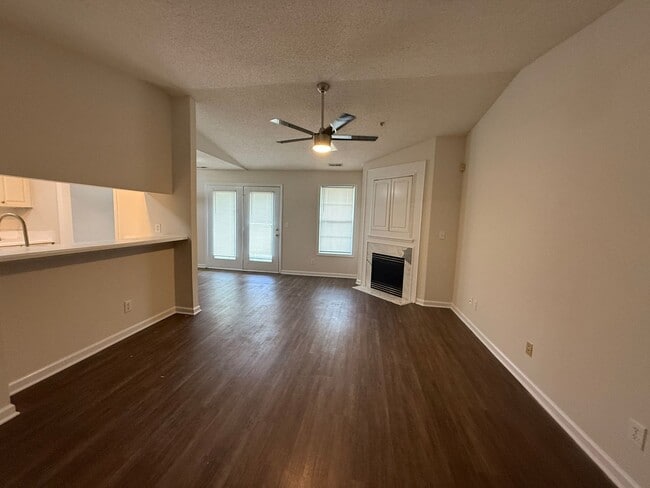 715 Clearwater Ct