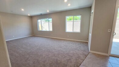 4404 Sierra Pine Way in Rocklin, CA - Foto de edificio - Building Photo