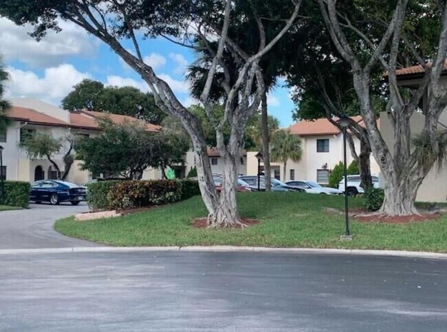 21820 Cypress Cir in Boca Raton, FL - Building Photo - Building Photo