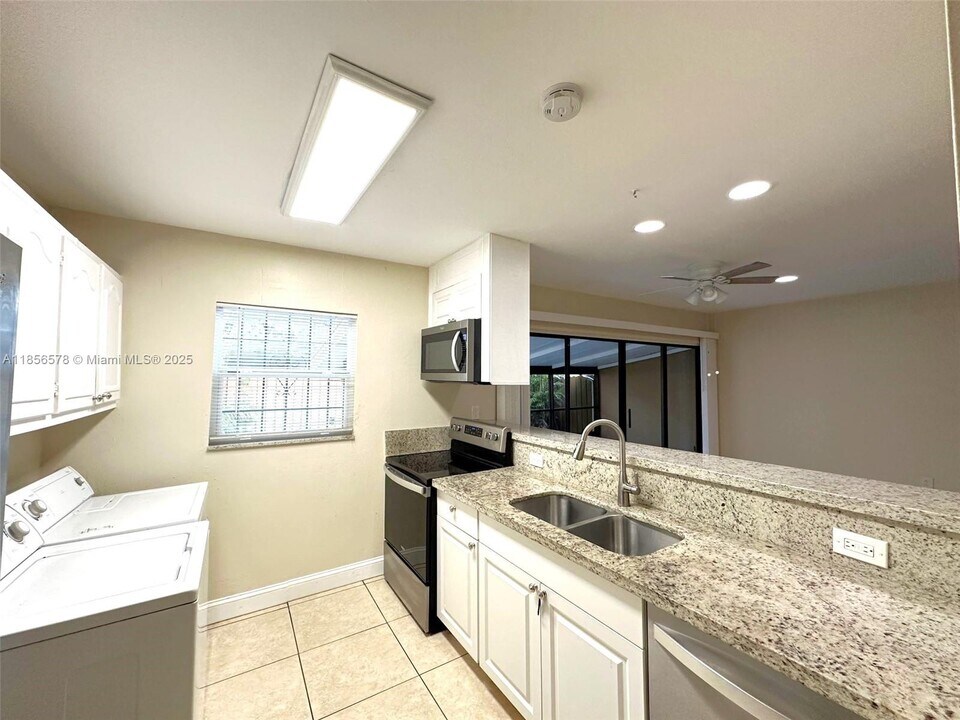 6731 Kingsmoor Way in Hialeah, FL - Building Photo