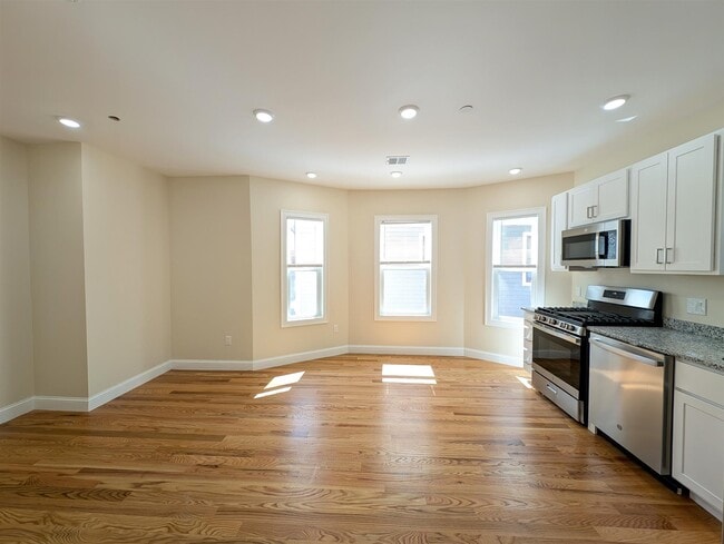 22 Holyoke Rd, Unit 2 in Somerville, MA - Building Photo - Building Photo