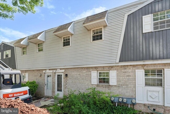 property at 525 Village Ln.