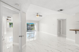 9833 Westview Dr in Coral Springs, FL - Building Photo - Building Photo