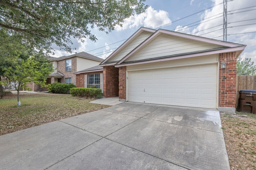 6715 Lucky in Converse, TX - Building Photo