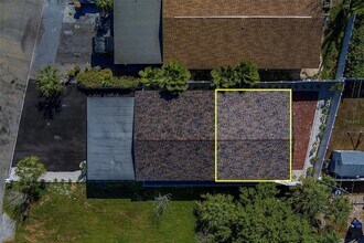 13248 4th St E, Unit B in Madeira Beach, FL - Foto de edificio - Building Photo