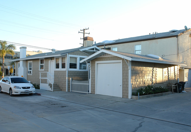 201 E Bay Ave in Newport Beach, CA - Building Photo - Building Photo