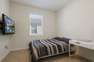 2157 Lake Side Ave in Davenport, FL - Building Photo - Building Photo