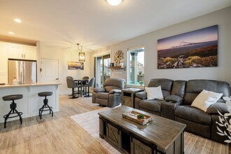 4392 SW Canal Blvd in Redmond, OR - Building Photo - Building Photo